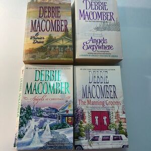 4Debbie Macomber Paperback Books‎ (4)